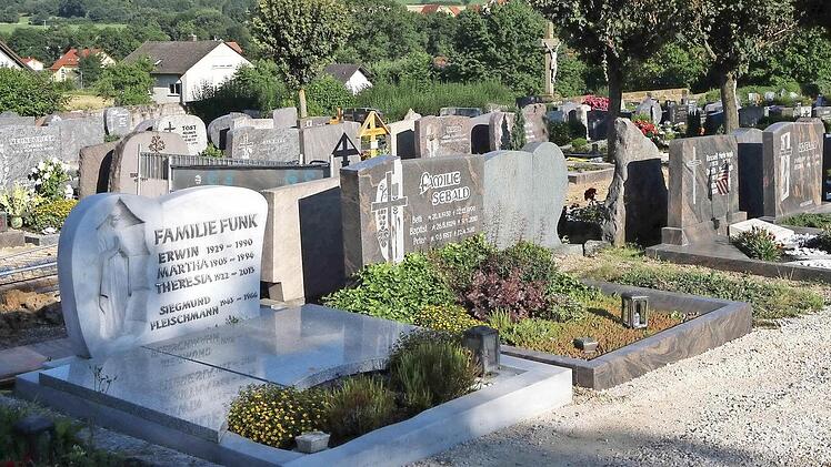 Auch künftig dürfen Gräber auf dem Litzendorfer Friedhof gänzlich mit Platten abgedeckt oder frei bepflanzt werden.  Foto: RiegerPress