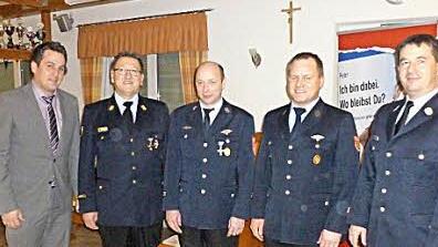Wahl des Kommandanten und des Stellvertreters: (von links) Florian Kraft (Bürgermeister), Johannes Schmitt (Kreisbrandinspektor), Karsten Römer (Kommandant), Johannes Albrecht (stellvertretender Kommandant), Dietmar Willert (Kreisbrandmeister)