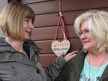 Margit Gückel aus Woffendorf (rechts) heißt ihre Halbschwester Doris Lindenberg aus Flensburg willkommen, die sie nach einer langwierigen Suche gefunden hat.  Foto: Stephan Stöckel