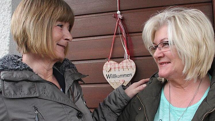 Margit Gückel aus Woffendorf (rechts) heißt ihre Halbschwester Doris Lindenberg aus Flensburg willkommen, die sie nach einer langwierigen Suche gefunden hat.  Foto: Stephan Stöckel