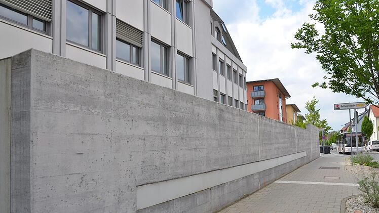 Die Mauer verschwindet.  Foto: Richard Sänger