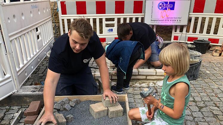 Unter der Anleitung von Auszubildenden der Firma Otto Hauch konnten diese jungen Besucher der "Nacht des Handwerks und der Manufakturen" am Samstag das Maurern versuchen. Foto: Bettina Knauth