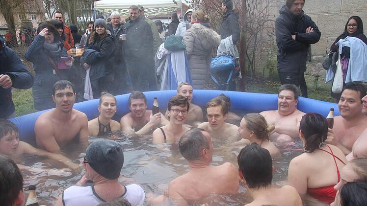 Als Belohnung wartete auf der anderen Seite des Teichs ein auf 30 Grad aufgeheizter Pool. Foto: Michael Stelzner