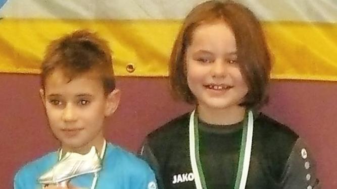 Bei den F-Junioren wurde Jakob Albrecht (l., Lauter) bester Feldspieler, Isabell Hegen (r., Heubach) die beste Torhüterin.