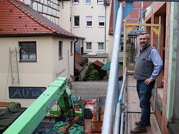 Wirt Uwe Steinmetz: Der Umbau des Biergartens ist bald abgeschlossen, er soll Ende Juni aufmachen. Rechts soll hinter großen Glasfenstern das neue "Brauhaus Sternla" entstehen. Das komplette Anwesen in der Langen Straße wird gerade saniert. Foto: Sebastian Schanz