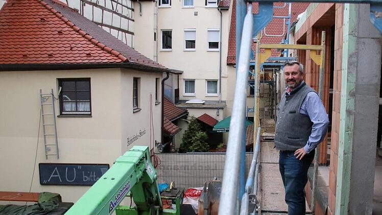 Wirt Uwe Steinmetz: Der Umbau des Biergartens ist bald abgeschlossen, er soll Ende Juni aufmachen. Rechts soll hinter großen Glasfenstern das neue "Brauhaus Sternla" entstehen. Das komplette Anwesen in der Langen Straße wird gerade saniert. Foto: Sebastian Schanz