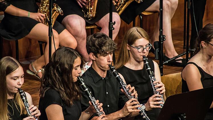 Sehr überzeugende Leistungen boten die Chöre und Instrumentalensembles des Gymnasiums Albertinum bei der sommerlichen Serenade vor zahlreichen Zuhörern im Coburger Kongresshaus Rosengarten.Foto: Jochen Berger