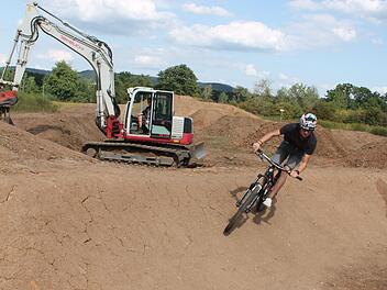 Kevin Dittrich testet den  Forchheimer Bike-Park.  Foto: Johannes Höllein