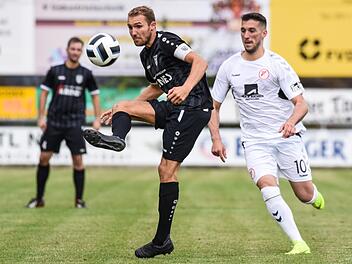 Mergim Bajrami (rechts) vom SV Seligenporten kommt zu sp&auml;t, um den Sander Kapit&auml;n Andr&eacute; Karmann noch am Abspiel hindern zu k&ouml;nnen. Foto: Ryan Evans