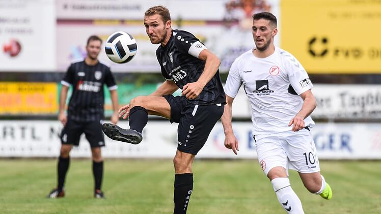 Mergim Bajrami (rechts) vom SV Seligenporten kommt zu sp&auml;t, um den Sander Kapit&auml;n Andr&eacute; Karmann noch am Abspiel hindern zu k&ouml;nnen. Foto: Ryan Evans