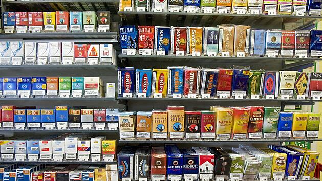In N&uuml;rnberg wollte ein Mann in einer Tankstelle eine Packung Zigaretten stehlen. Ein Angestellter stellte sich ihm jedoch in den Weg. Symbolfoto: Robert Schelsinger/dpa
