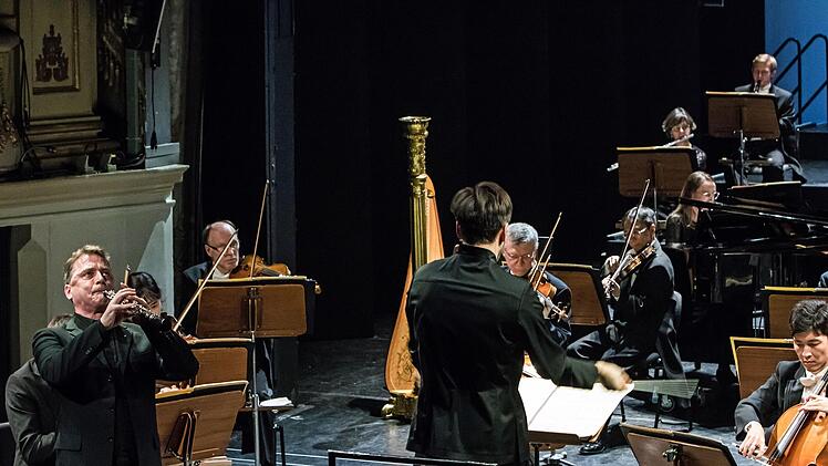 Bernhard Forster- Solo-Oboist des Landestheaters, beeindruckte mit Bohuslav Martinus Oboenkonzert.Foto: Jochen Berger