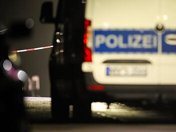 "Gruselige Tragödie": Drei Tote in Wohnhaus - Sohn konnte verletzt fliehen