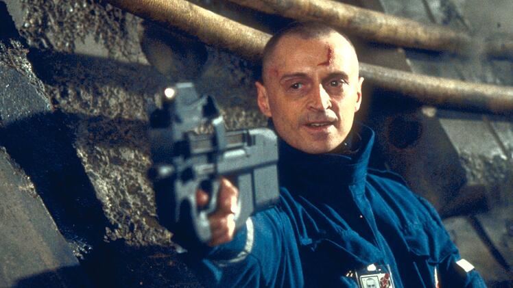 Als glatzk&ouml;pfiger Terrorist Viktor Zokas in "Die Welt ist nicht genug" machte Robert Carlyle James Bond das Leben schwer.