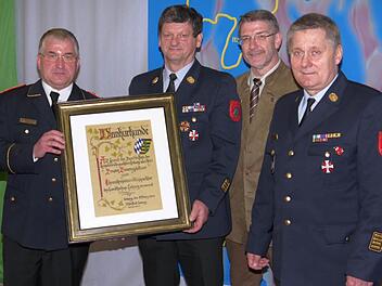 Bei der Ernennungs zum Ehren-Kreisbrandinspektor (von links): Hermann Schreck, Bruno Baumgärtner, Landrat Michel Busch und Manfred Lorenz. Fotos: Berthold Köhler