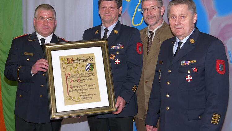 Bei der Ernennungs zum Ehren-Kreisbrandinspektor (von links): Hermann Schreck, Bruno Baumgärtner, Landrat Michel Busch und Manfred Lorenz. Fotos: Berthold Köhler