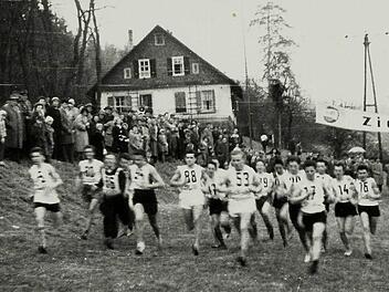 Die oberfränkischen Waldlaufmeisterschaften 1961 in Stockheim. Schon längst ist der Startbereich am "Maxschacht" bebaut.  Foto: Archiv Gerd Fleischmann