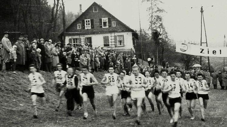 Die oberfränkischen Waldlaufmeisterschaften 1961 in Stockheim. Schon längst ist der Startbereich am "Maxschacht" bebaut.  Foto: Archiv Gerd Fleischmann