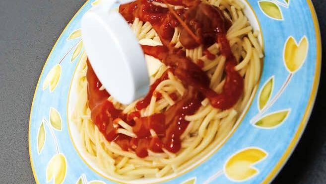 Fürs Foto doch auf gutem Porzellan. "Bloß nicht!" oder "Her damit!" — an Nudeln mit Ketchup scheiden sich die Geister.  Foto: Matthias Hoch