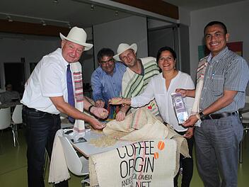 Von links: der Tettauer Bürgermeister Peter Ebertsch, Dolmetscher Klaus Hecht, Geschäftsführer des Tropenhauses "Klein Eden", Ralf Schmitt, Bürgermeisterin von Acevedo, Lucy Paiva Soto, sowie der Kaffeebeauftragte aus Acevedo, Gentil Rojas Diaz Foto: Veronika Schadeck