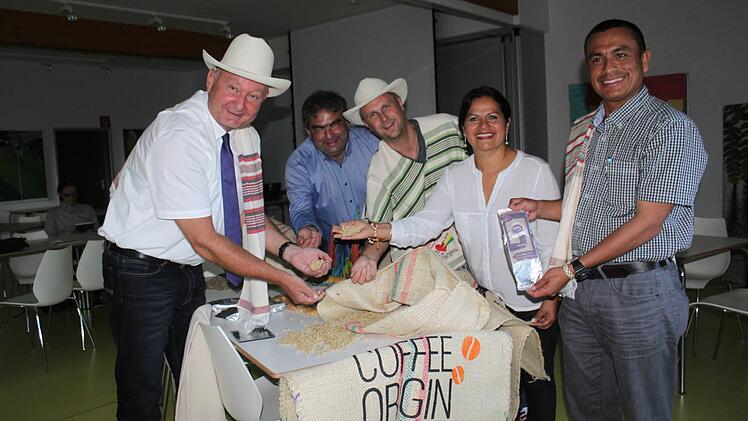 Von links: der Tettauer Bürgermeister Peter Ebertsch, Dolmetscher Klaus Hecht, Geschäftsführer des Tropenhauses "Klein Eden", Ralf Schmitt, Bürgermeisterin von Acevedo, Lucy Paiva Soto, sowie der Kaffeebeauftragte aus Acevedo, Gentil Rojas Diaz Foto: Veronika Schadeck