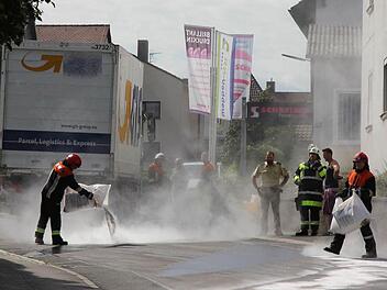 25 Einsätzkräfte der Feuerwehr versuchen, den ausgelaufenen Dieselkraftstoff mit Bindemittel aufzufangen.Foto: Alexandra Kemnitzer