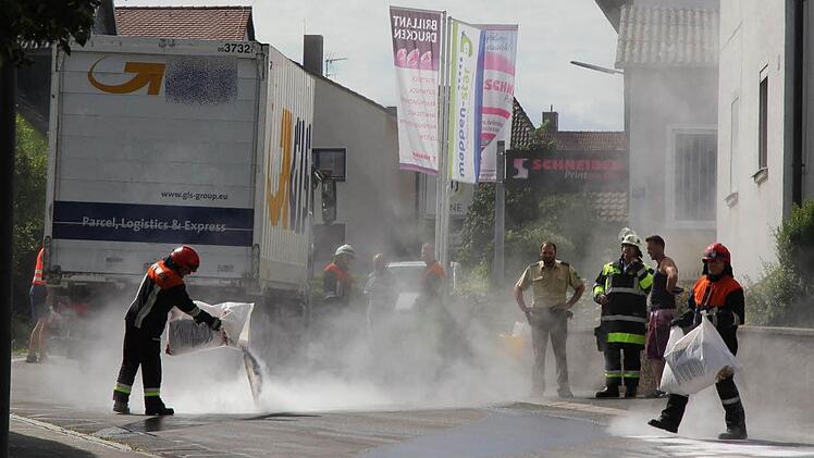 25 Einsätzkräfte der Feuerwehr versuchen, den ausgelaufenen Dieselkraftstoff mit Bindemittel aufzufangen.Foto: Alexandra Kemnitzer