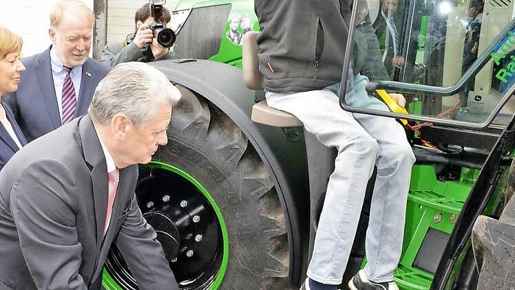 Der querschnittsgelähmte Landwirt Andre Beez demonstrierte dem Bundespräsidenten einen für ihn umgerüsteten Traktor.
