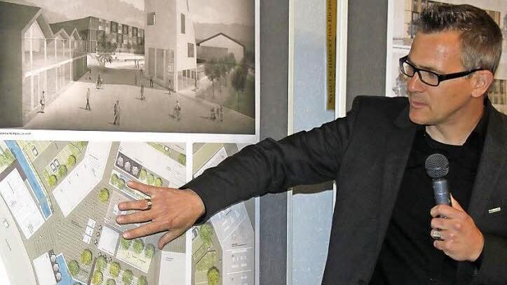 Landschaftsarchitekt Markus Schäf von Stautner und Schäfer stellt seine Planungen vor. Er gewann zusammen mit Renee Lorenz von der Architektur GmbH (Grub am Forst) den Ideenwettbewerb zur Revitalisierung der Jahns-Bräu-Brache. Foto: Veronika Schadeck