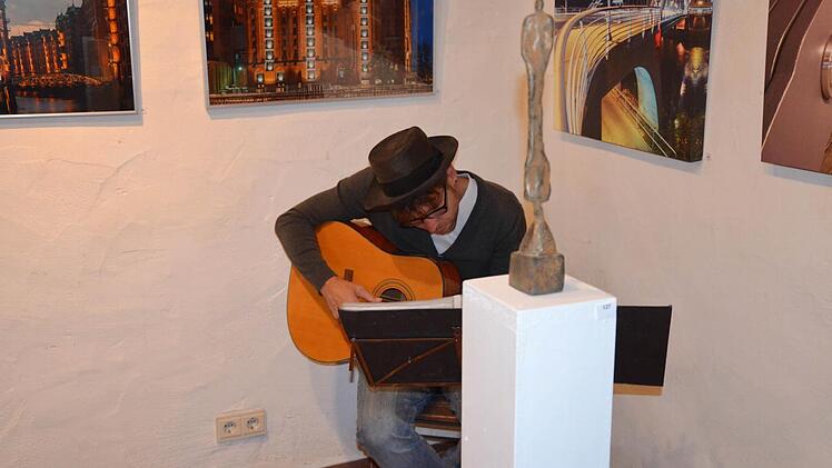 Andreas Reinwald begleitete die Ausstellungseröffnung mit der Gitarre. Foto: Andrea Spörlein