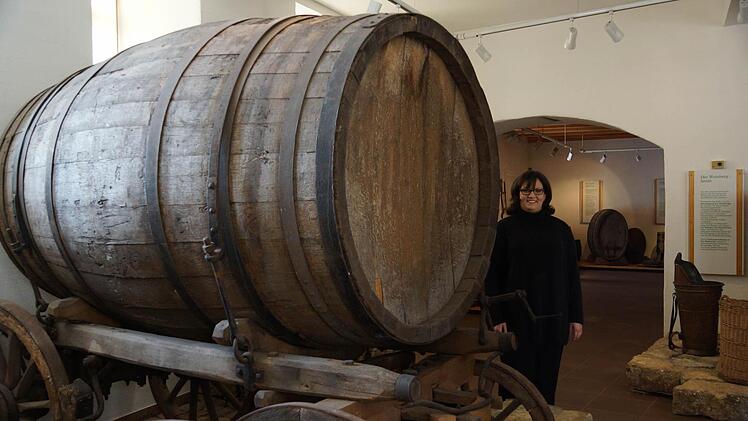 Wie der Fasswagen aus dem Museum geholt werden kann, bereitet Projektleiterin Adina Christine Rösch noch Kopfzerbrechen. Foto: Arkadius Guzy