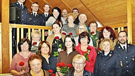 Sie halten seit 1997 der Feuerwehr die Treue und erhielten für ihre 20-jährige Mitgliedschaft Ehrenurkunden und rote Rosen. Fotos: Ingrid Kohles
