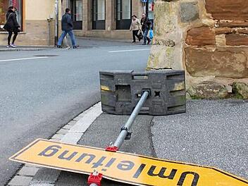 Umgefallenes Schild in Bad Staffelstein. Spaziergänger und Besucher des verkaufsoffenen Sonntags ließen sich vom stürmischen Wetter nicht beirren und nutzen vor allem die sonnigen Abschnitte. Foto: Popp