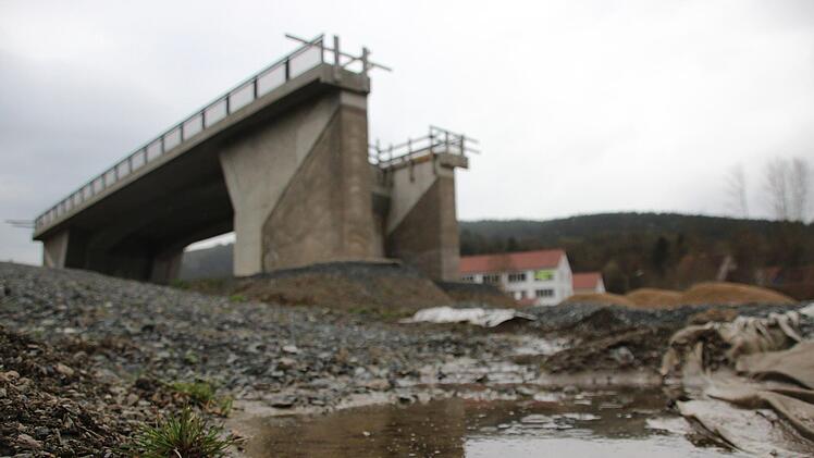 Im November wurde die Baufirma fristlos gekündigt, seitdem tut sich auf der Baustelle in Zeyern nichts mehr. Foto: Anna-Lena Deuerling