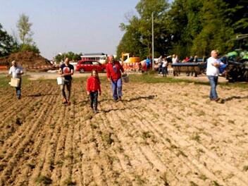 Wie früher wurde das Saatgut mit den Händen ausgebracht. Foto: Richard Sänger