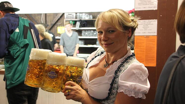 Seit zwölf Jahren abreit Jaqueline Renk als Bedienung auf dem Kronacher Freischießen. Foto: Andreas Schmitt