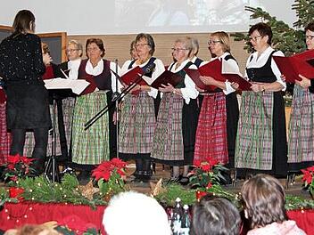 Der Landfrauenchor unter der Leitung von Kirsten Snater umrahmte die Jubiläumsfeier. Foto: Günther Geiling