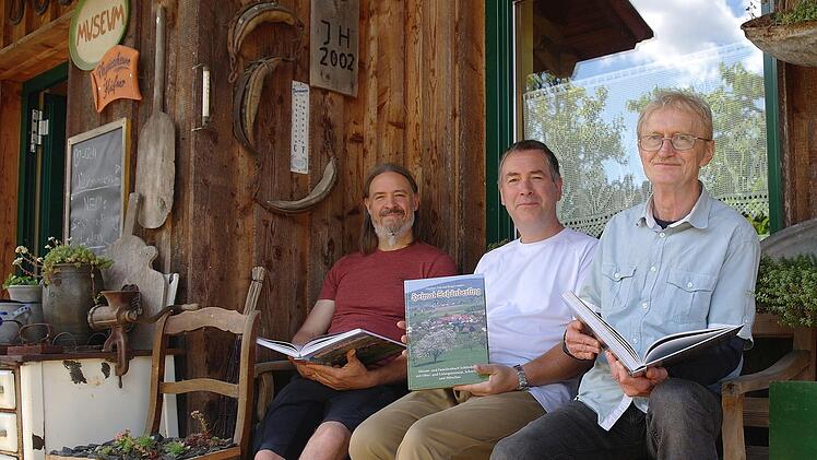 Halten nun geballte Informationen über die alten Zeiten von Schönderling in Händen (von links): Jürgen Hüfner, Matthias Elm und Karl Hahn haben das Häuser- und Familienbuch "Heimat Schönderling" erstellt.