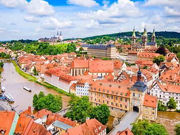 Panorama-Luftaufnahme der Altstadt von Bamberg. Bamberg ist eine Stadt an der Regnitz in Oberfranken, Bayern, Deutschland. Bamberg old town aerial panoramic view. Bamberg is a town on the river Regnitz in Upper Franconia, Bavaria in Germany.  Bamberg old town aerial panoramic view  von saiko3p