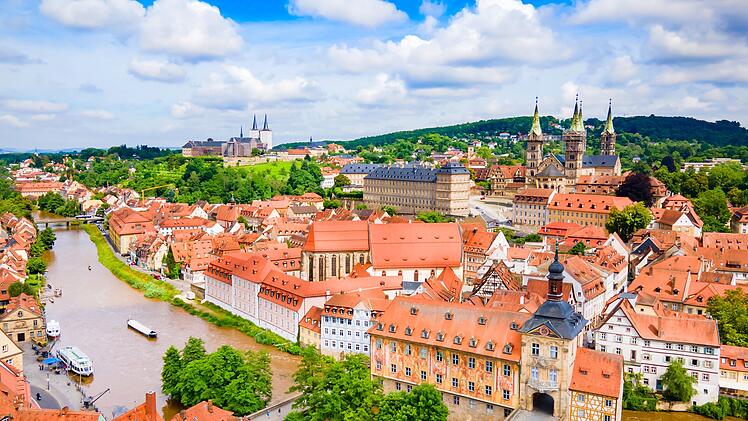 Panorama-Luftaufnahme der Altstadt von Bamberg. Bamberg ist eine Stadt an der Regnitz in Oberfranken, Bayern, Deutschland. Bamberg old town aerial panoramic view. Bamberg is a town on the river Regnitz in Upper Franconia, Bavaria in Germany.  Bamberg old town aerial panoramic view  von saiko3p