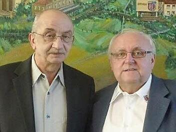 20 Jahre lang brachte Reinhard Winzig (links) aus Ebenhausen seine Fähigkeiten und sein Wissen im EDV-Wesen bei der Gemeinde ein. Bei der Verabschiedung in den Ruhestand würdigte Bürgermeister Siegfried Erhard seine Arbeit . Foto: Stefan Geiger