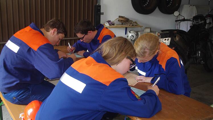 Bastian, Florian, Kristin und Sarah schwitzen über den Testfragen.