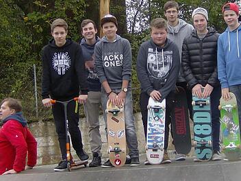Jugendpfleger Christian Schönfelder - hier links neben Jugendlichen auf der Skaterbahn - stand im Mittelpunkt der Stadtratssitzung. Foto: Petra Malbrich