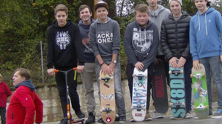 Jugendpfleger Christian Schönfelder - hier links neben Jugendlichen auf der Skaterbahn - stand im Mittelpunkt der Stadtratssitzung. Foto: Petra Malbrich