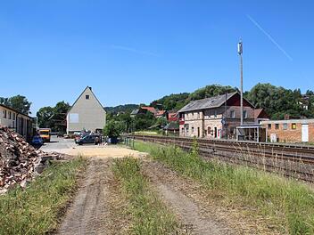 Das ehemalige Paketlager (links) am Untersteinacher Bahnhofsgelände ist abgerissen. Foto: Matthias Beetz