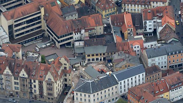 Blick auf das Areal, auf dem erste Abbrucharbeiten f&uuml;r das "Quartier an der Stadtmauer" laufen Foto: Ronald Rinklef