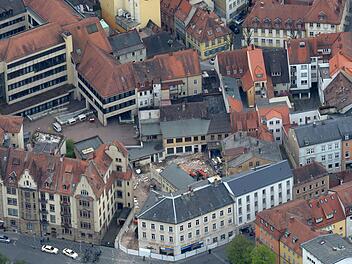 Blick auf das Areal, auf dem erste Abbrucharbeiten für das "Quartier an der Stadtmauer" laufen Foto: Ronald Rinklef