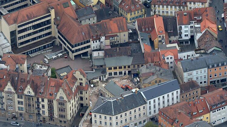 Blick auf das Areal, auf dem erste Abbrucharbeiten für das "Quartier an der Stadtmauer" laufen Foto: Ronald Rinklef