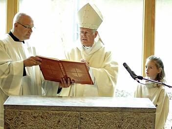 Der Würzburger Bischof Friedhelm Hofmann weiht die neue Kirche in Oberwildflecken. Fotos: Sebastian Schmitt-Mathea