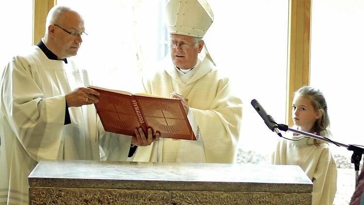 Der Würzburger Bischof Friedhelm Hofmann weiht die neue Kirche in Oberwildflecken. Fotos: Sebastian Schmitt-Mathea